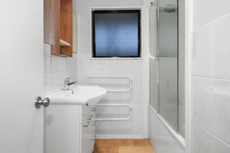 Photo of property in 2/72 Hyperion Drive, Randwick Park, Auckland, 2105