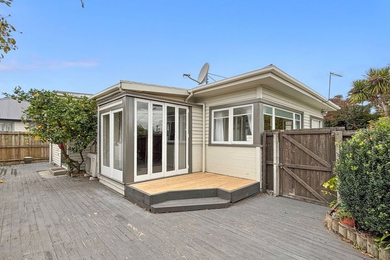 Photo of property in 2 Meadowville Avenue, Spreydon, Christchurch, 8024