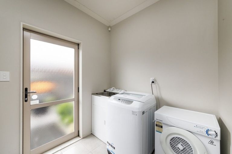 Photo of property in 116 Ruapehu Drive, Fitzherbert, Palmerston North, 4410