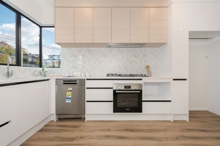 Photo of property in 16e Sheridan Drive, New Lynn, Auckland, 0600