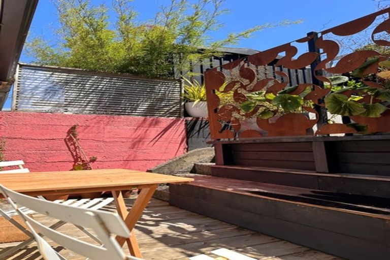 Photo of property in 180 Sutherland Road, Lyall Bay, Wellington, 6022