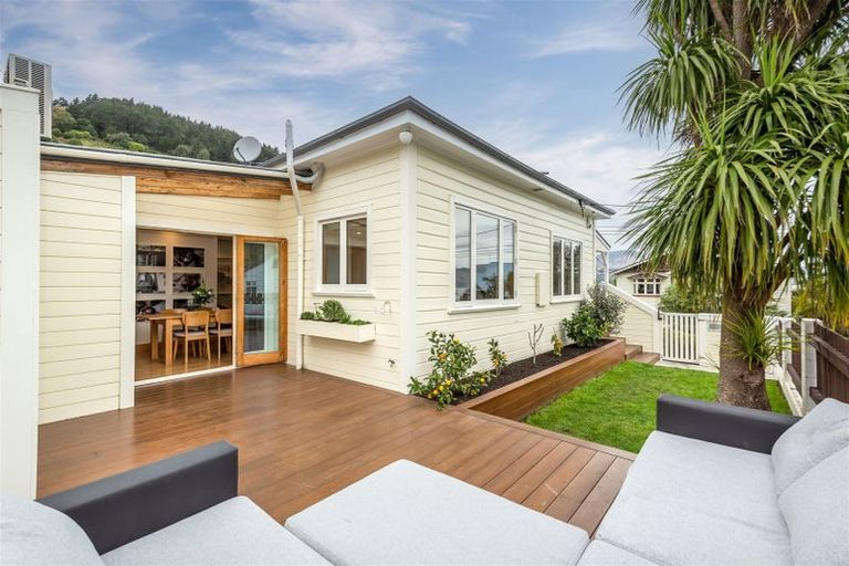 Photo of property in 4 Ripon Street, Lyttelton, 8082