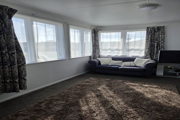 Photo of property in 6a Matahourua Crescent, Cannons Creek, Porirua, 5024