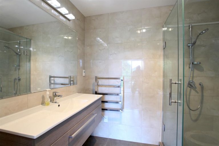 Photo of property in 15 Kingsclere Place, Goodwood Heights, Auckland, 2105