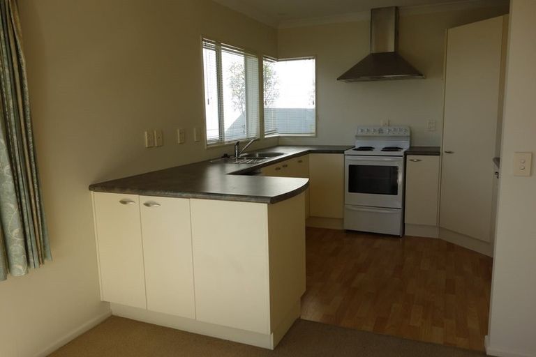 Photo of property in 6b Kinapori Terrace, Newlands, Wellington, 6037