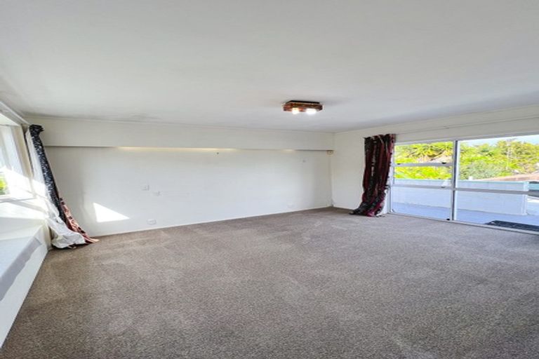 Photo of property in 1/520 Beach Road, Murrays Bay, Auckland, 0630