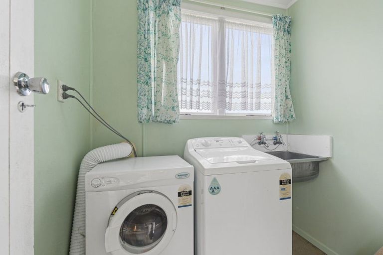 Photo of property in 8 Kelvin Place, Westown, New Plymouth, 4310