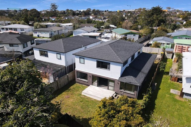 Photo of property in 18a Riverpark Crescent, Henderson, Auckland, 0610