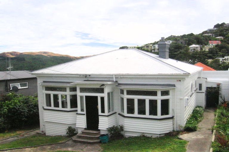 Photo of property in 135 Northland Road, Northland, Wellington, 6012