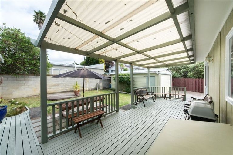 Photo of property in 9 Karaka Street, New Lynn, Auckland, 0600