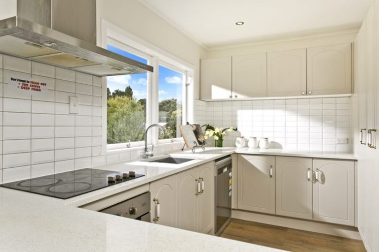 Photo of property in 24 Arrow Road, Forrest Hill, Auckland, 0620