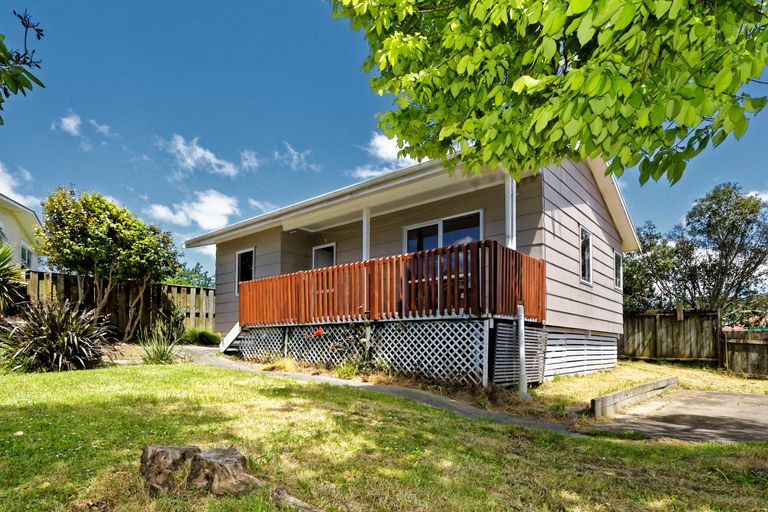 Photo of property in 2/4 Ashbourne Place, Glendene, Auckland, 0602