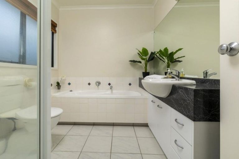 Photo of property in 20 Kristin Lane, Albany, Auckland, 0632