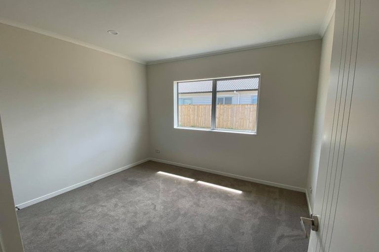 Photo of property in 13 Walter Ruddock Avenue, Kumeu, 0810