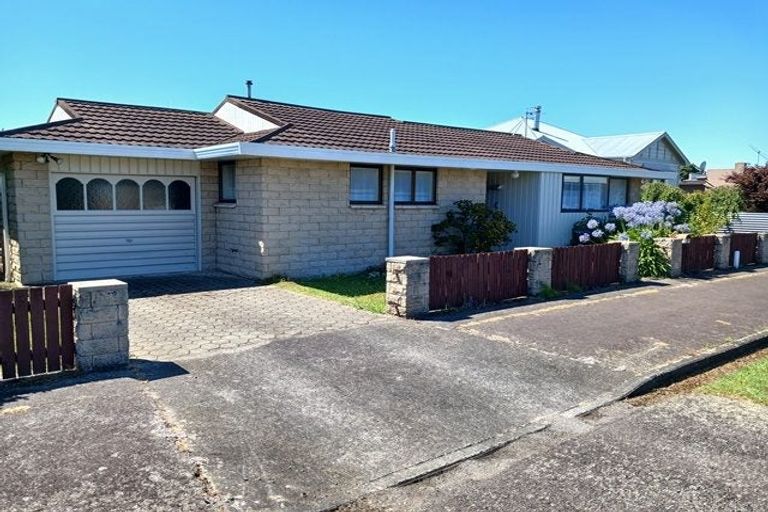 Photo of property in 1 Douglas Street, West End, Palmerston North, 4412