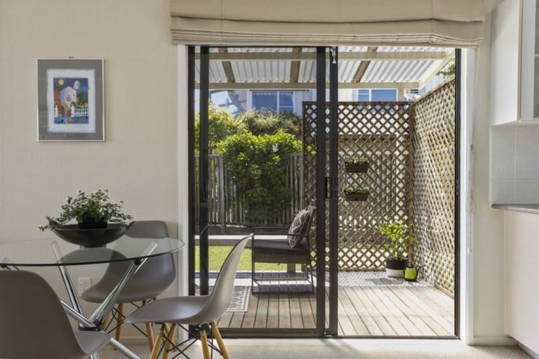 Photo of property in 2/56 Ridgemount Rise, Mangere Bridge, Auckland, 2022