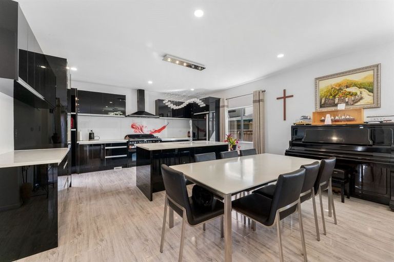 Photo of property in 9 Gwendoline Avenue, Te Atatu Peninsula, Auckland, 0610