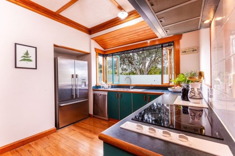 Photo of property in 39 Waiwaka Terrace, Strandon, New Plymouth, 4312