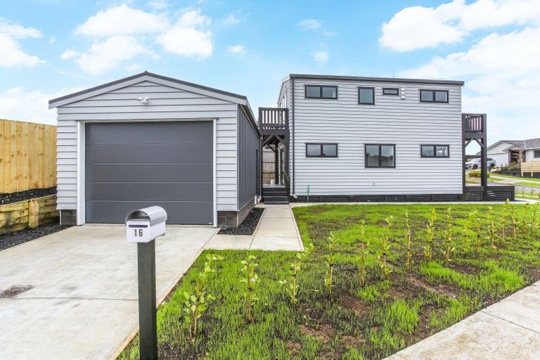 Photo of property in 16 Tahuna Minhinnick Drive, Glenbrook, 2681