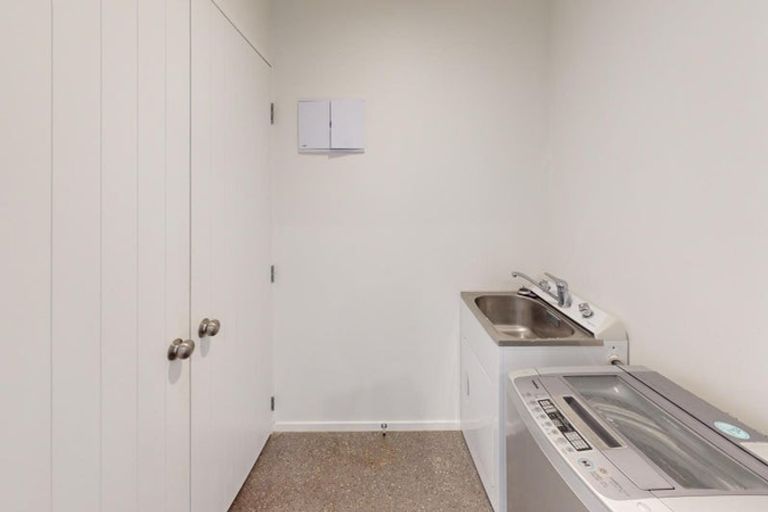 Photo of property in 50 Exeter Crescent, Takaro, Palmerston North, 4412