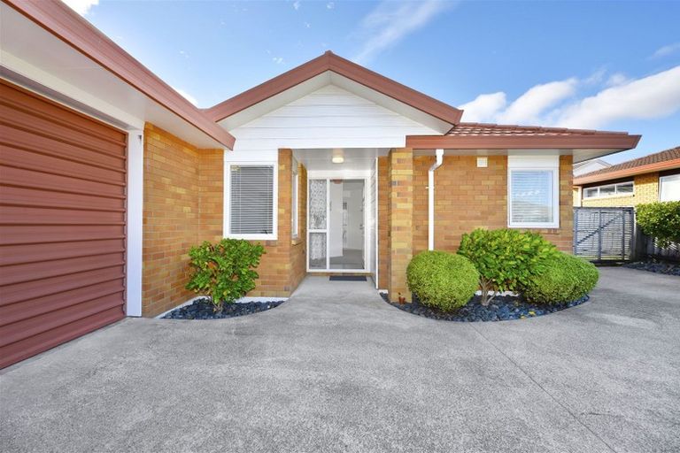 Photo of property in 25 Heversham Place, Glendene, Auckland, 0602