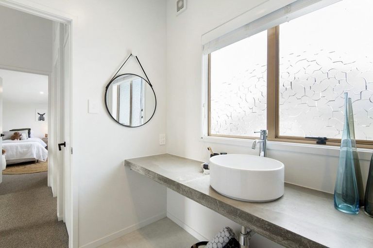 Photo of property in 2/5 Eversleigh Road, Belmont, Auckland, 0622