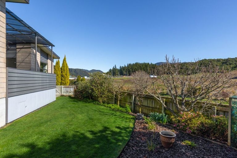 Photo of property in 21 Glentui Place, Waikawa, Picton, 7220