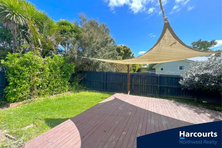 Photo of property in 1/86 Tirimoana Road, Te Atatu South, Auckland, 0602
