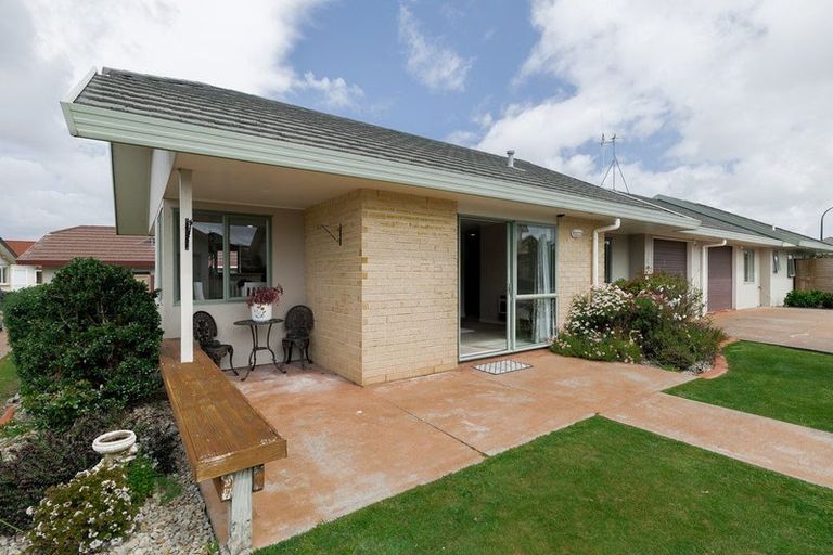 Photo of property in 5 Royal Fern, Kelvin Grove, Palmerston North, 4414