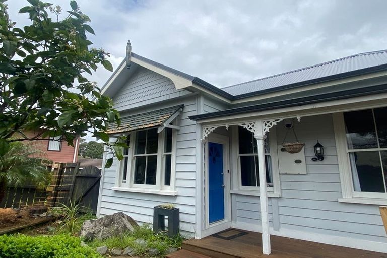 Photo of property in 2/8 Clare Place, Glenfield, Auckland, 0629