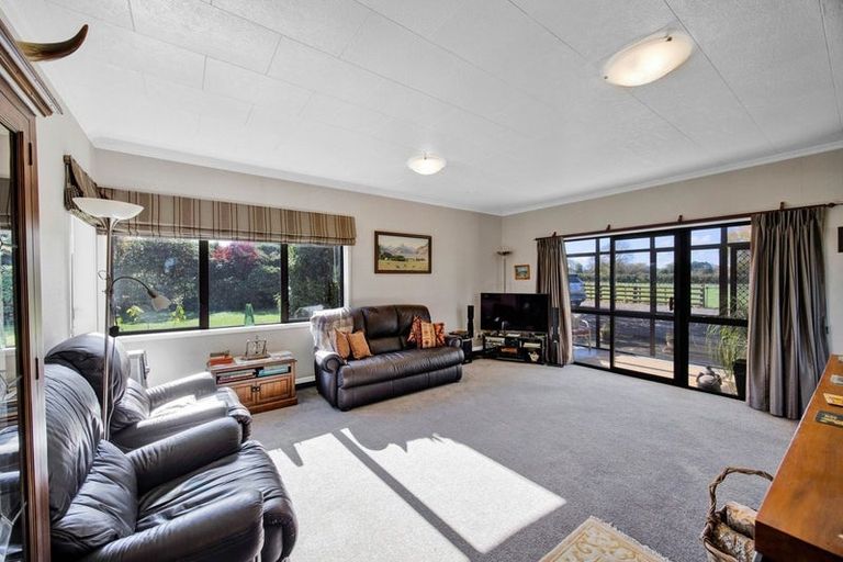Photo of property in 44 Rawhitiroa Road, Eltham, 4322
