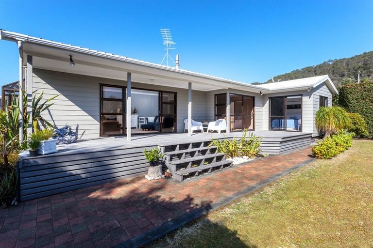 Photo of property in 59 Hahei Beach Road, Hahei, Whitianga, 3591