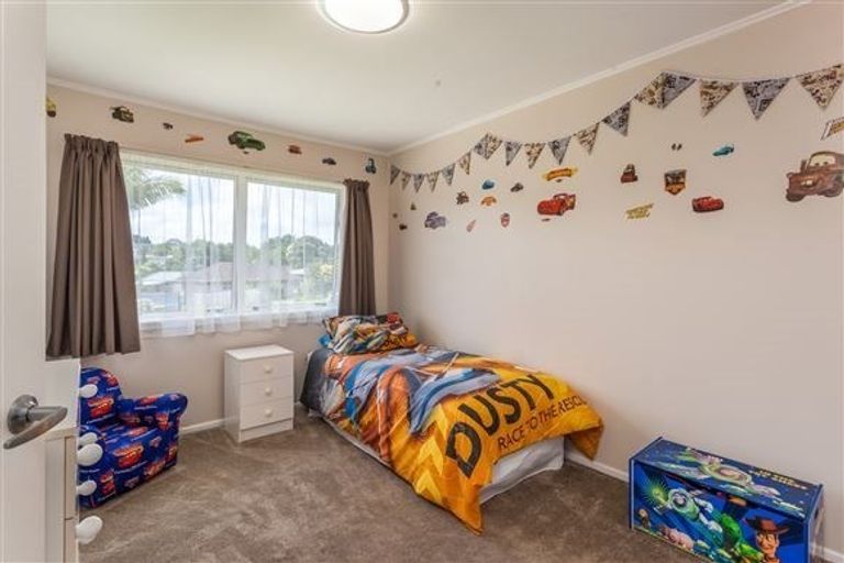 Photo of property in 15 Cajero Place, Green Bay, Auckland, 0604