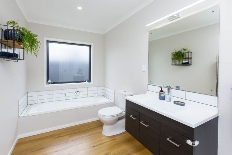 Photo of property in 24 Te Kaeaea Crescent, Wallaceville, Upper Hutt, 5018