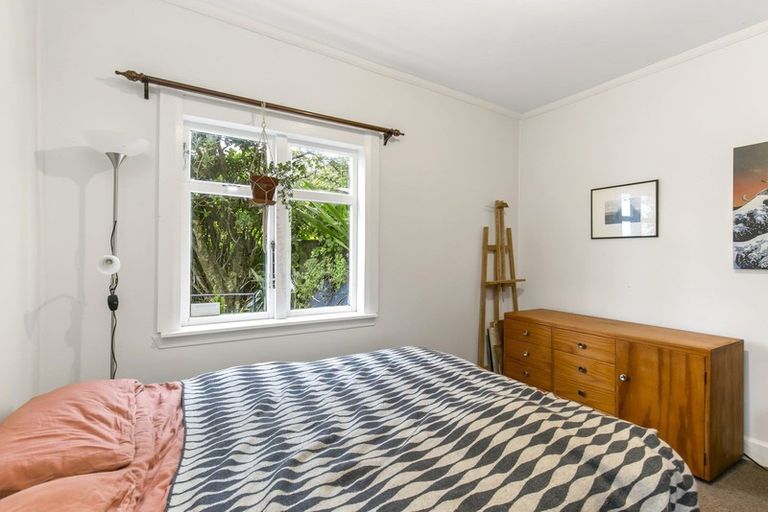 Photo of property in 94 Sutherland Road, Melrose, Wellington, 6023