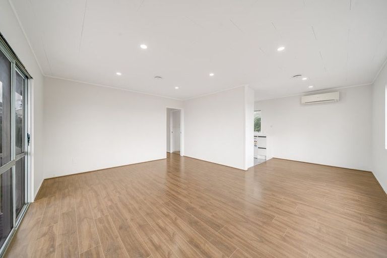 Photo of property in 1/2 Netherlands Avenue, Kelston, Auckland, 0602