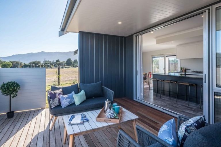 Photo of property in 2 Albizia Grove, Waikanae, 5036