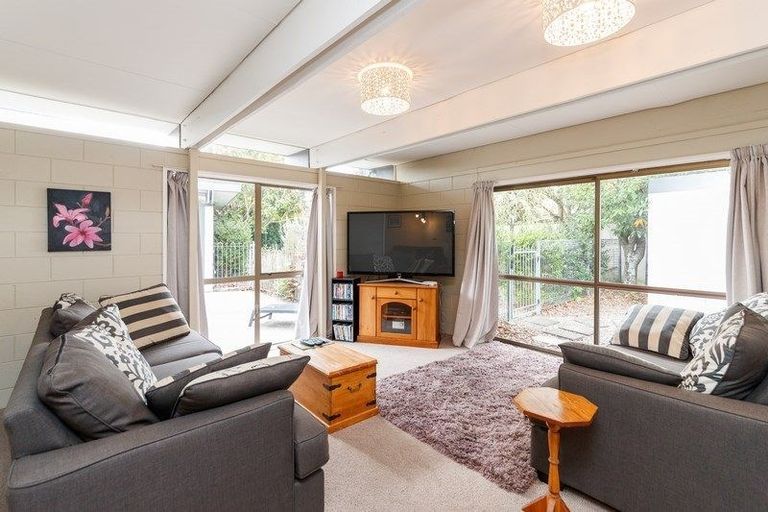 Photo of property in 16 Truscott Grove, Awapuni, Palmerston North, 4412