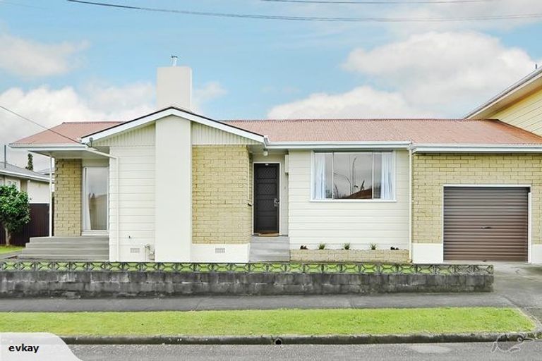Photo of property in 2 Nairn Crescent, Awapuni, Palmerston North, 4412