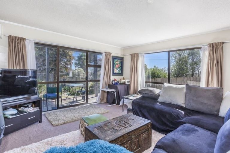 Photo of property in 3/283 Glenfield Road, Glenfield, Auckland, 0629