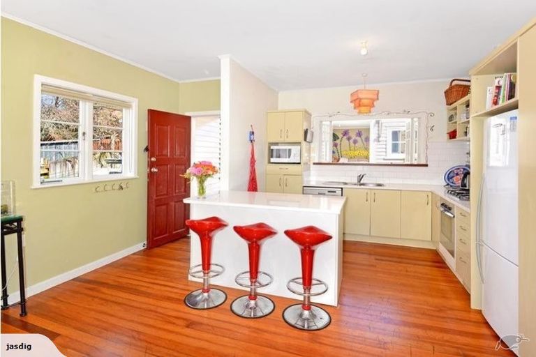 Photo of property in 135a Mokoia Road, Birkenhead, Auckland, 0626