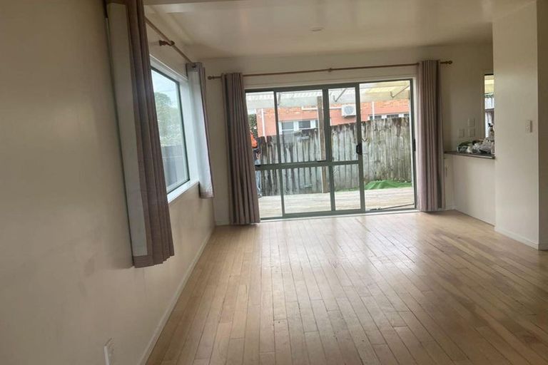 Photo of property in 2/5 Kilham Avenue, Northcote, Auckland, 0627