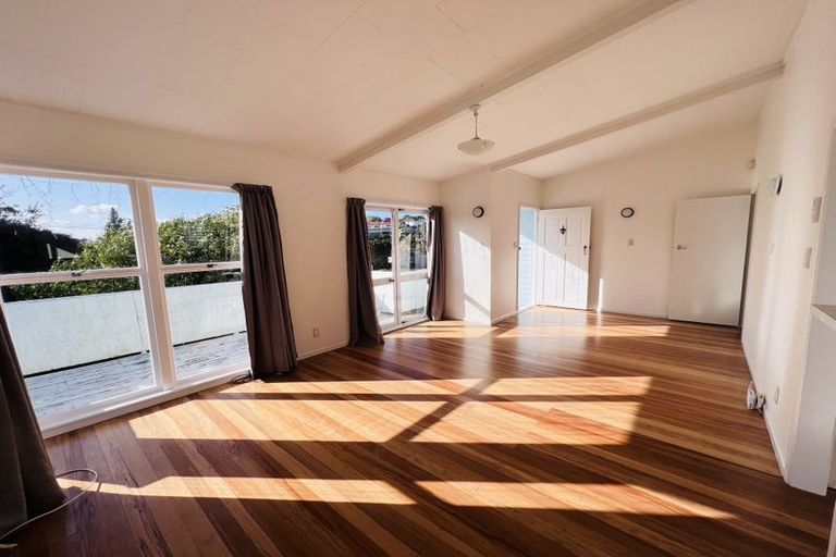 Photo of property in 122 Vodanovich Road, Te Atatu South, Auckland, 0610