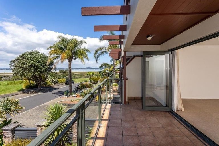 Photo of property in 34 Danica Esplanade, Te Atatu Peninsula, Auckland, 0610