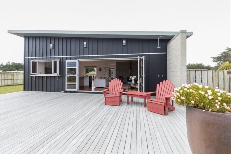 Photo of property in 42a Kent Avenue, Waitarere Beach, Levin, 5510