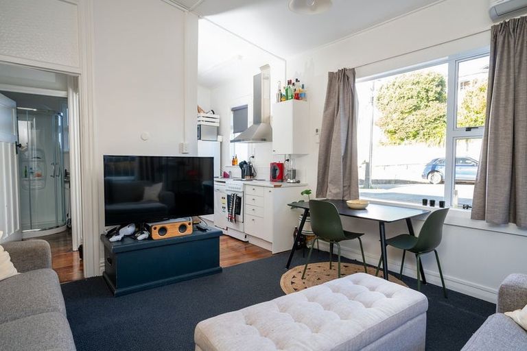 Photo of property in 8 Shannon Street, Mount Victoria, Wellington, 6011