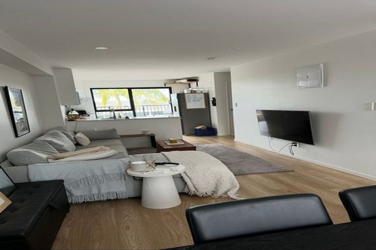 Photo of property in 15 Oki Place, Glenfield, 0629