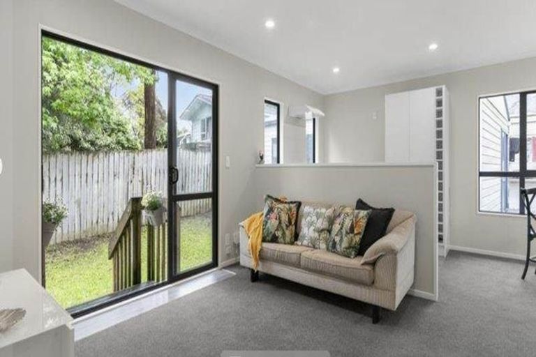 Photo of property in 99 Kemp Road, Massey, Auckland, 0614