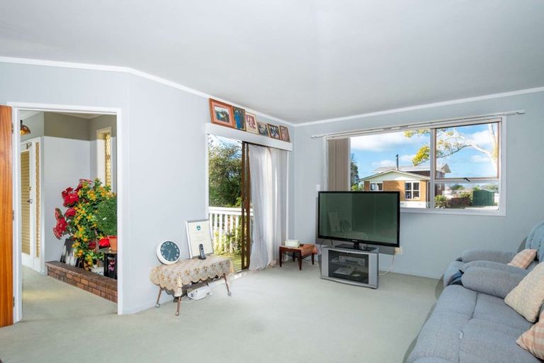 Photo of property in 8 Jenelin Road, Glendene, Auckland, 0602