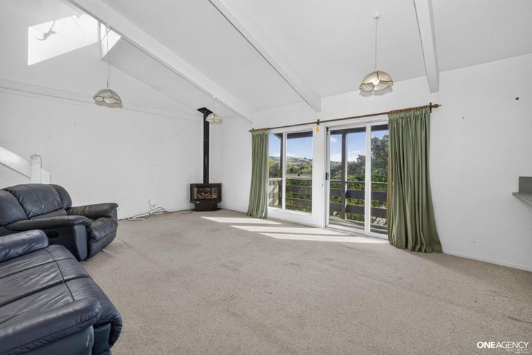 Photo of property in 129 Gloaming Hill, Titahi Bay, Porirua, 5022